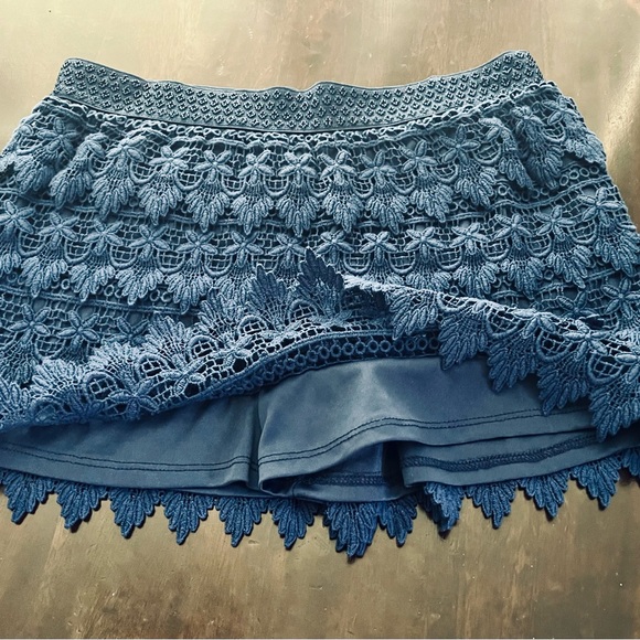 🍉Gently used Navy lace skort in Youth (Girls) Large - Picture 2 of 4
